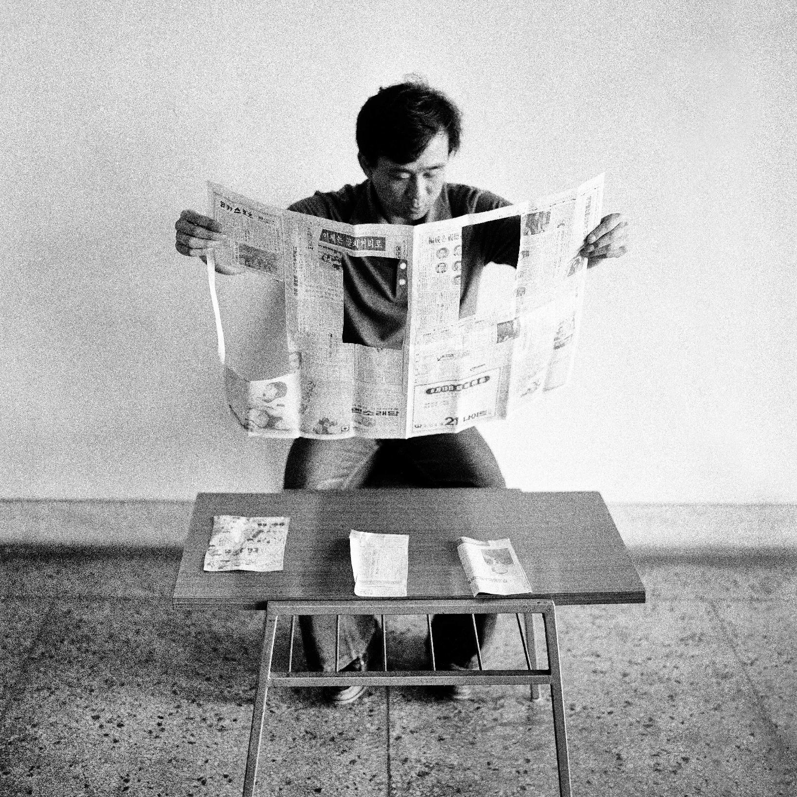 sung-neung-kyung-reading-newspaper-gallery-hyundai